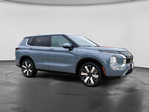 Moonstone Gray Metallic 2026 Mitsubishi Outlander SE S-AWC