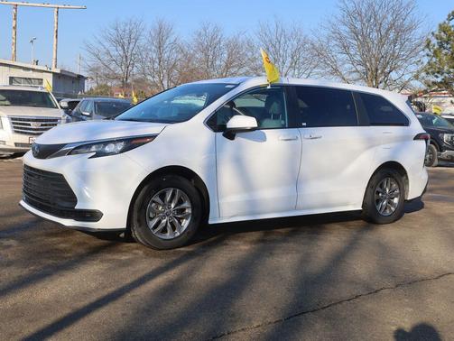 2025 Toyota Sienna LE