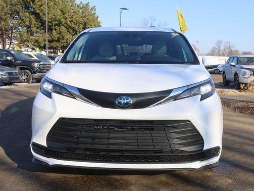 2025 Toyota Sienna LE