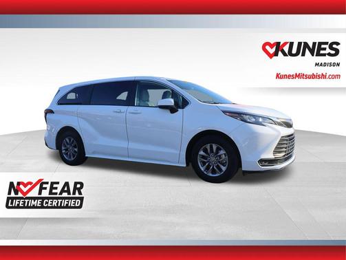 2025 Toyota Sienna LE