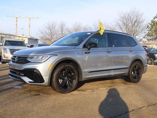 2024 Volkswagen Tiguan 2.0T SE R-Line Black