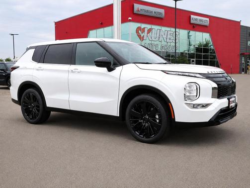 White Diamond 2026 Mitsubishi Outlander LE