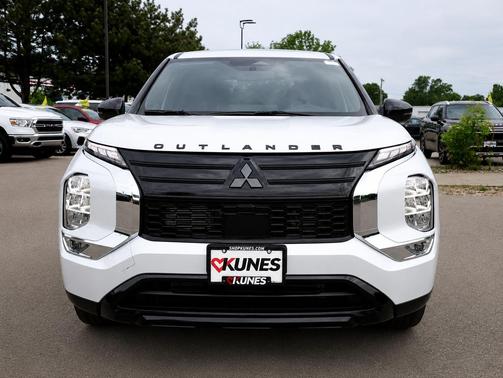 White Diamond 2026 Mitsubishi Outlander LE