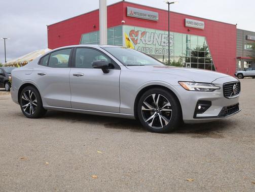 2024 Volvo S60 B5 Core Dark Theme