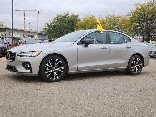 2024 Volvo S60 B5 Core Dark Theme