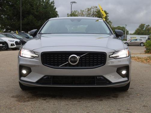 2024 Volvo S60 B5 Core Dark Theme