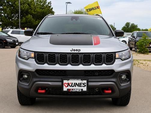 Silver Zynith Metallic Clearcoat 2025 Jeep Compass Trailhawk