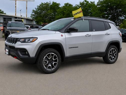 Silver Zynith Metallic Clearcoat 2025 Jeep Compass Trailhawk