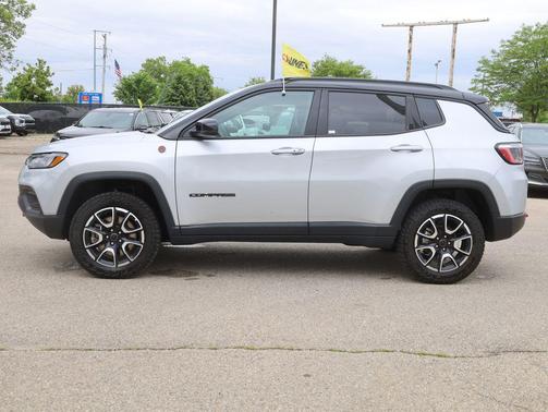 Silver Zynith Metallic Clearcoat 2025 Jeep Compass Trailhawk