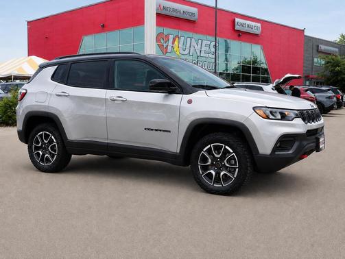 Silver Zynith Metallic Clearcoat 2025 Jeep Compass Trailhawk
