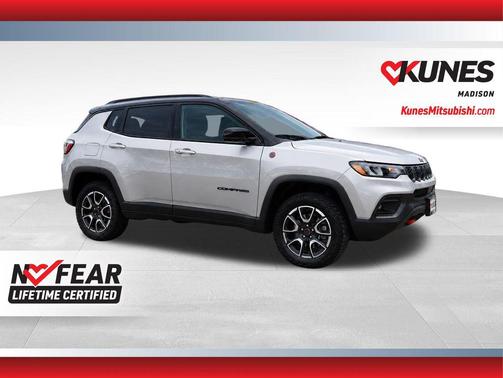 Silver Zynith Metallic Clearcoat 2025 Jeep Compass Trailhawk