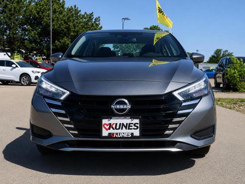 Gun Metallic 2025 Nissan Versa 1.6 SV