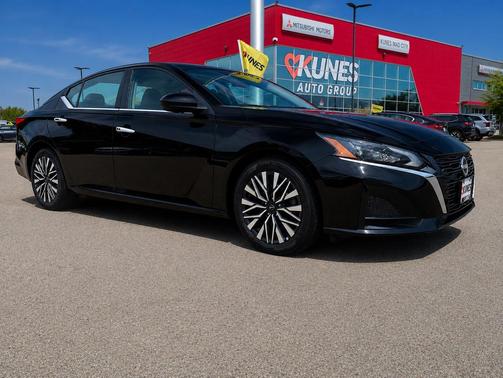 Super Black 2025 Nissan Altima 2.5 SV