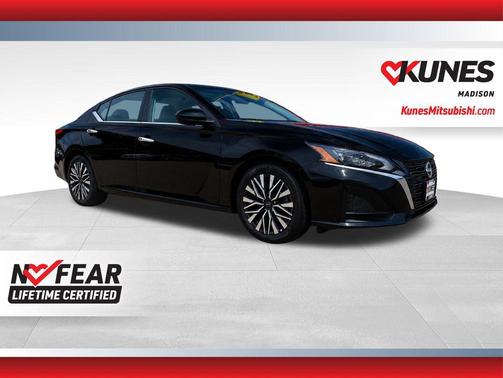 Super Black 2025 Nissan Altima 2.5 SV