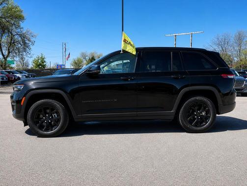 Diamond Black Crystal Pearlcoat 2024 Jeep Grand Cherokee Altitude