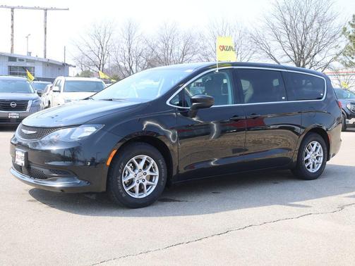 Brilliant Black Crystal Pearlcoat 2023 Chrysler Voyager LX