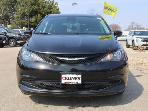 Brilliant Black Crystal Pearlcoat 2023 Chrysler Voyager LX