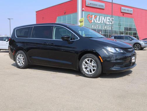 Brilliant Black Crystal Pearlcoat 2023 Chrysler Voyager LX