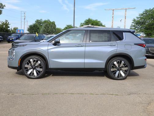Moonstone Gray Metallic 2026 Mitsubishi Outlander SE S-AWC