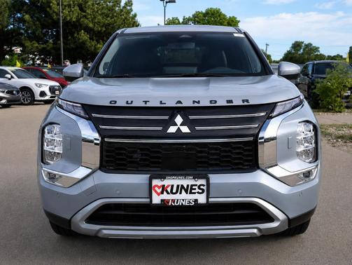 Moonstone Gray Metallic 2026 Mitsubishi Outlander SE S-AWC
