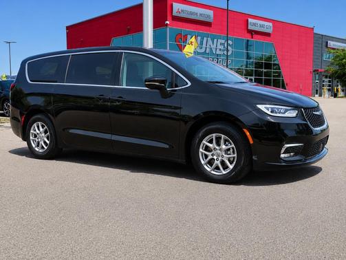 Diamond Black Crystal Pearlcoat 2025 Chrysler Pacifica L