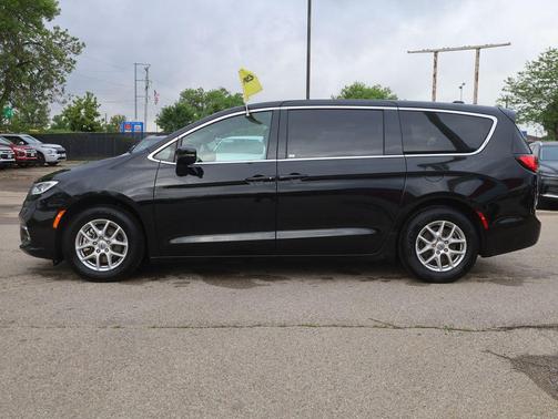 Diamond Black Crystal Pearlcoat 2025 Chrysler Pacifica L