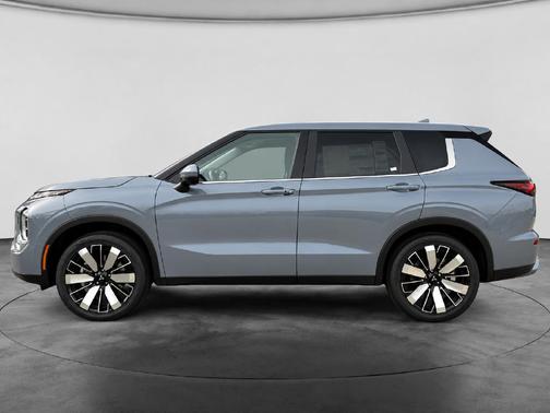 Moonstone Gray Metallic 2026 Mitsubishi Outlander SE S-AWC