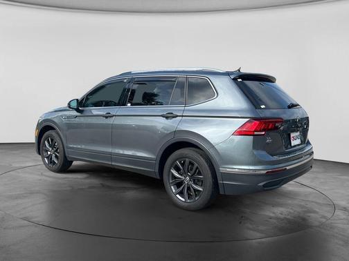 Platinum Gray Metallic 2024 Volkswagen Tiguan 2.0T SE
