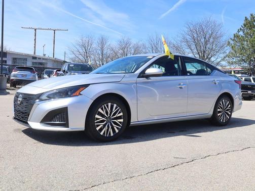 Brilliant Silver Metallic 2023 Nissan Altima 2.5 SV