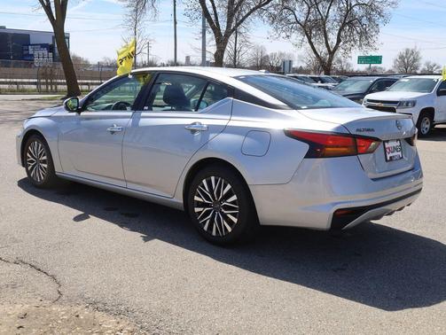 Brilliant Silver Metallic 2023 Nissan Altima 2.5 SV
