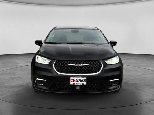 Brilliant Black Crystal Pearlcoat 2023 Chrysler Pacifica Touring L