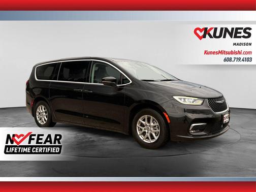 Brilliant Black Crystal Pearlcoat 2023 Chrysler Pacifica Touring L