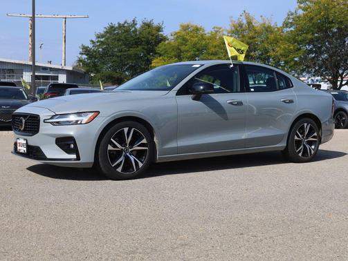 2024 Volvo S60 B5 Core Dark Theme