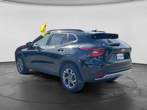 Mosaic Black Metallic 2025 Chevrolet Trax LT