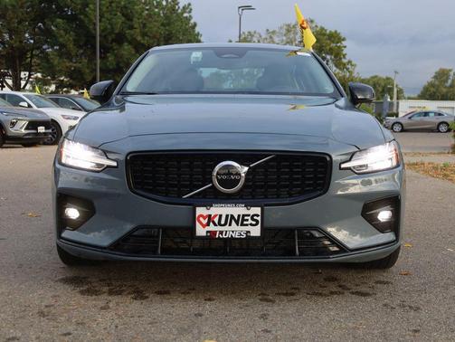 2024 Volvo S60 B5 Core Dark Theme