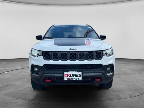 Bright White Clearcoat 2025 Jeep Compass Trailhawk
