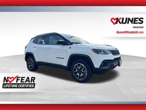 Bright White Clearcoat 2025 Jeep Compass Trailhawk