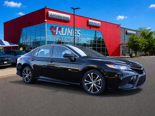 Midnight Black Metallic 2020 Toyota Camry SE
