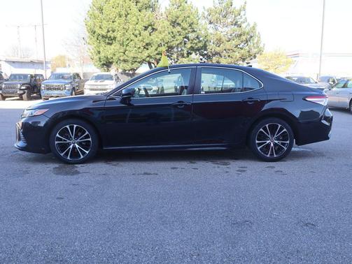 Midnight Black Metallic 2020 Toyota Camry SE