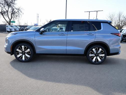 Moonstone Gray Metallic 2026 Mitsubishi Outlander SE
