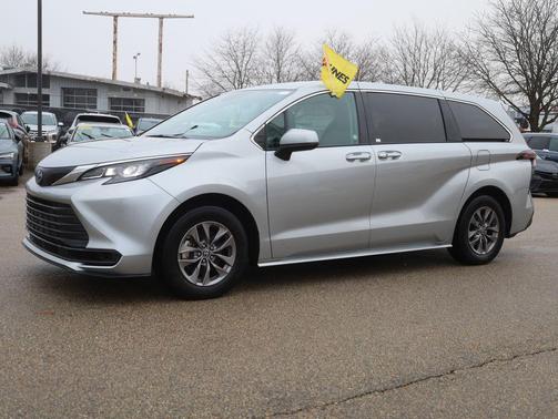 2024 Toyota Sienna LE