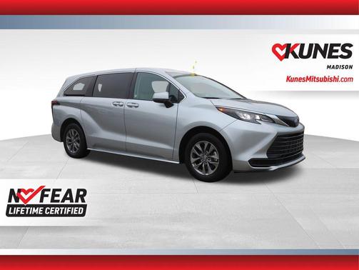 2024 Toyota Sienna LE