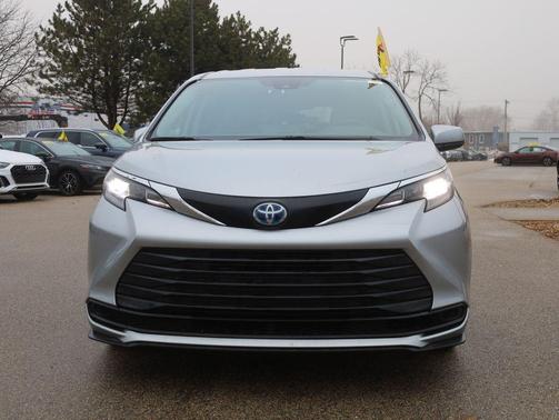 2024 Toyota Sienna LE