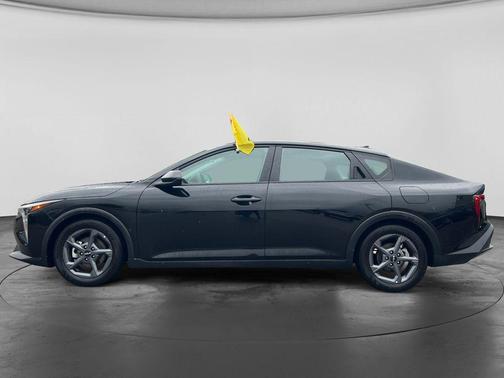 Aurora Black Pearl 2025 Kia K4 LXS