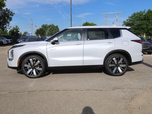 White Diamond 2026 Mitsubishi Outlander SE S-AWC