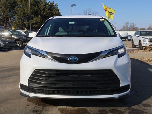 2025 Toyota Sienna LE