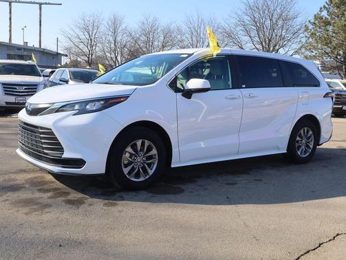 2025 Toyota Sienna LE