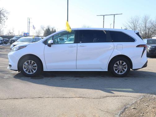 2025 Toyota Sienna LE