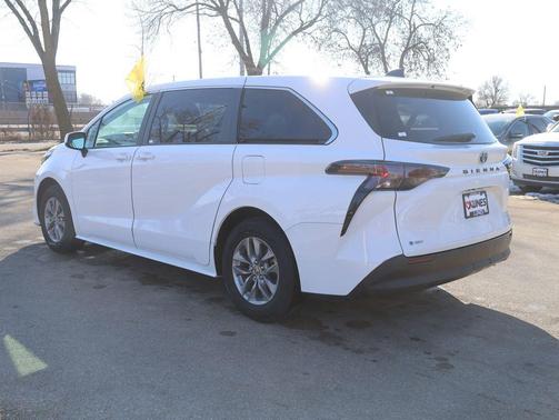 2025 Toyota Sienna LE