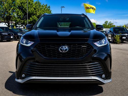 Midnight Black Metallic 2025 Toyota Highlander XSE
